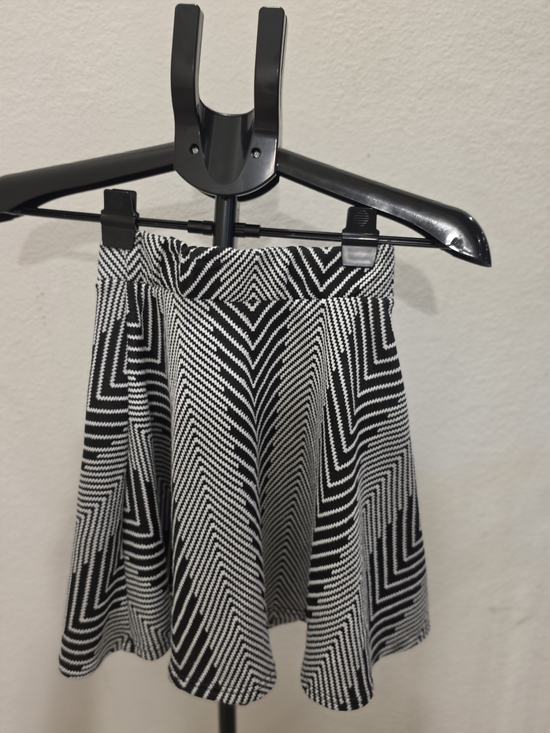 Charlotte Russe Dresses & Skirts - Charlotte Russe Black & White Geometric Circle Skirt
